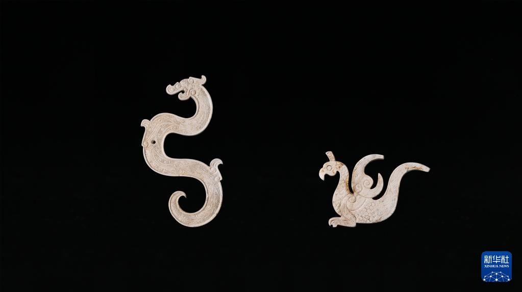 江西樟樹市國字山戰(zhàn)國墓葬出土玉龍、玉鳳（資料圖）。