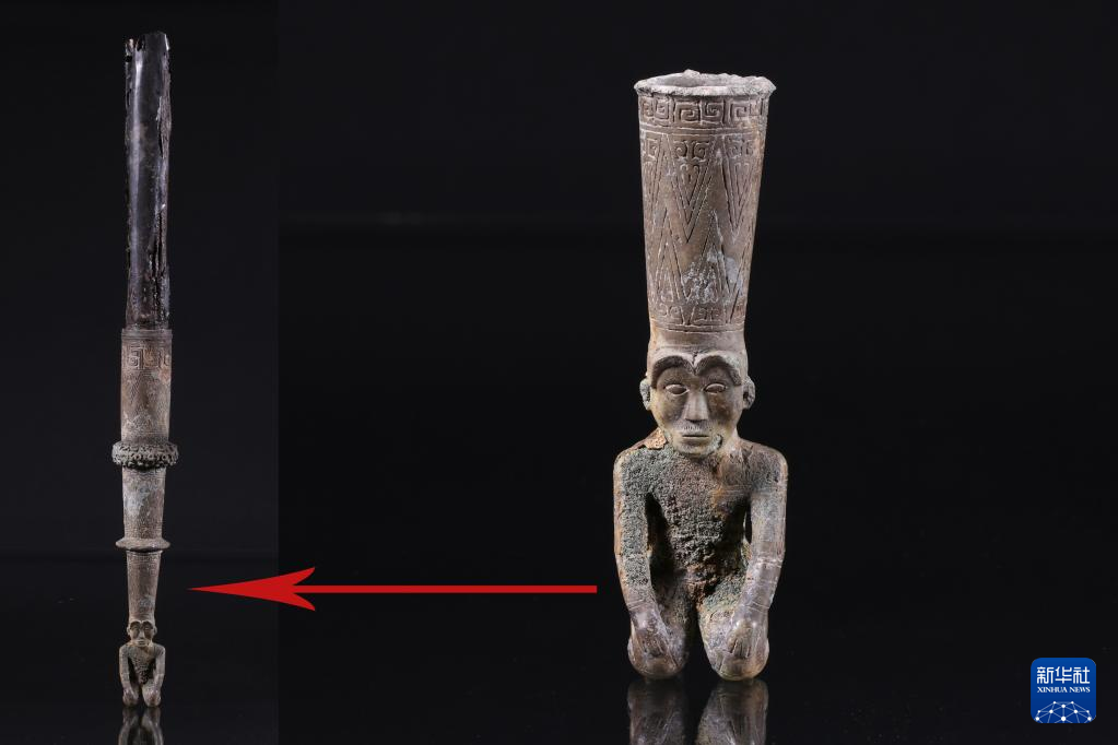 江西樟樹市國字山戰(zhàn)國墓葬出土銅跽坐人鐓（資料圖）。