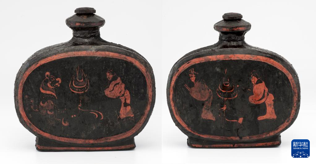 湖北云夢縣鄭家湖戰(zhàn)國秦漢墓地出土扁壺（資料圖）。