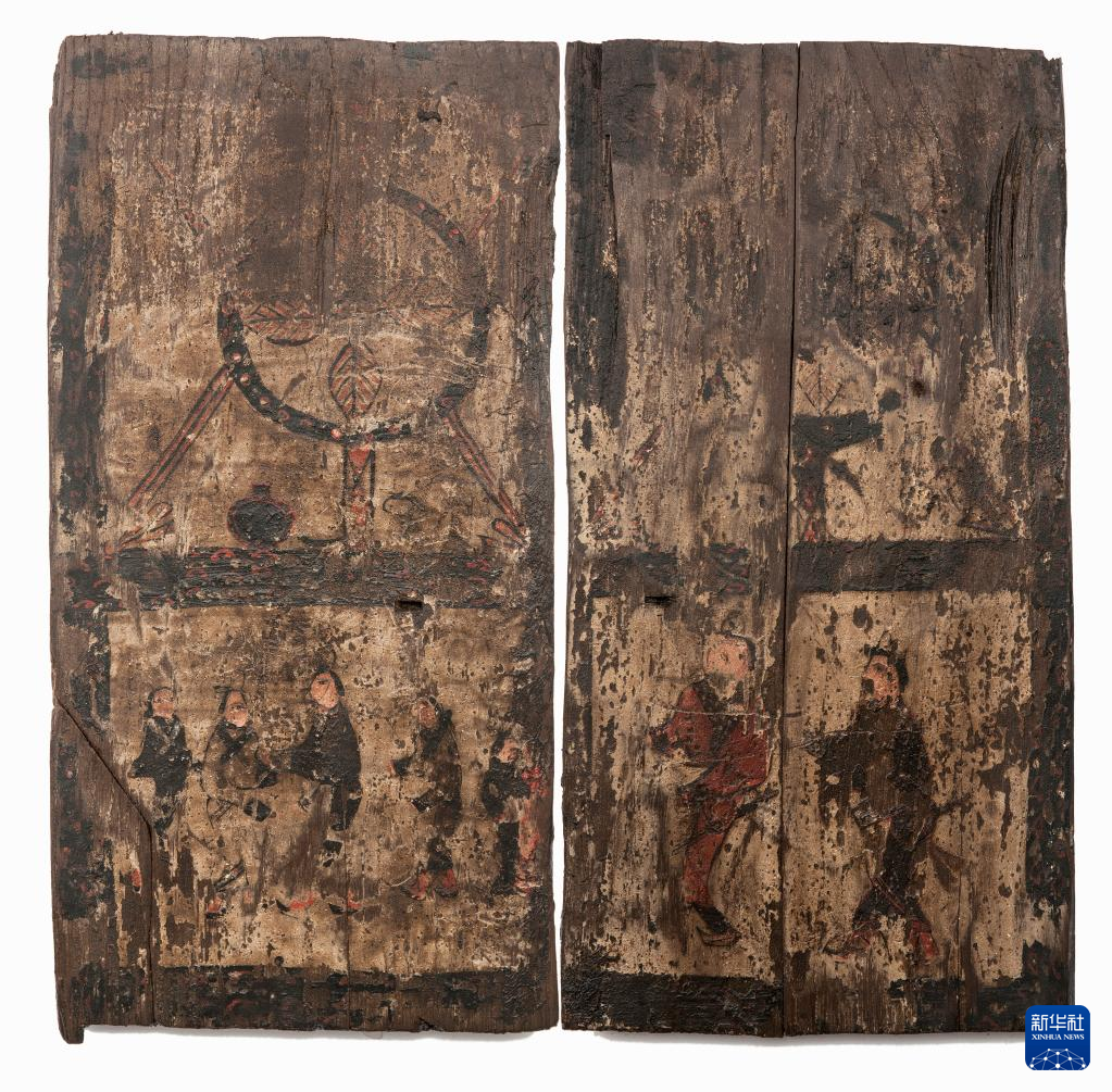 湖北云夢縣鄭家湖戰(zhàn)國秦漢墓地的一處板門繪畫（資料圖）。