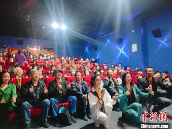 《浴血誓言》主創(chuàng)團(tuán)隊(duì)與到場(chǎng)的紅軍后代合影?！￡愡x斌 攝