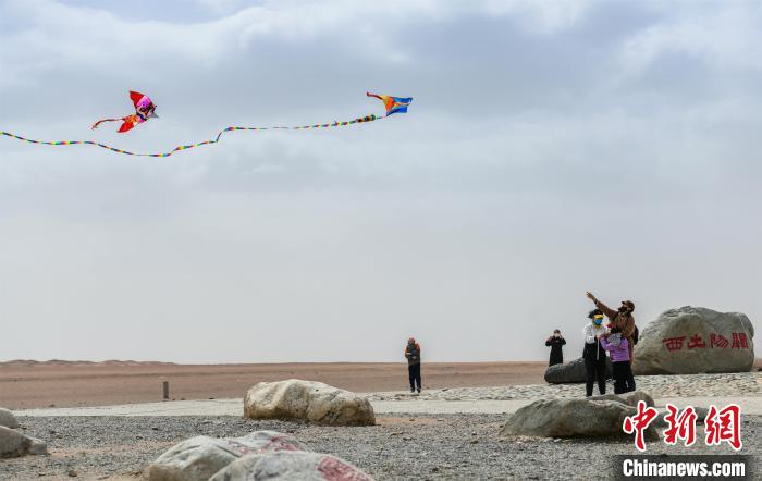 圖為市民正在陽關景區(qū)放風箏?！⊥醣筱y 攝