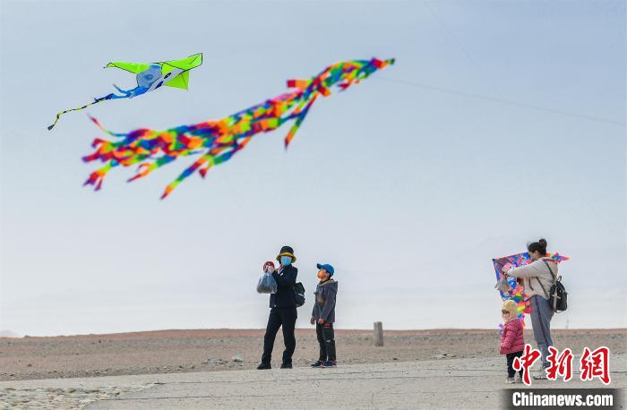 圖為孩童在父母的陪伴下放風箏?！⊥醣筱y 攝