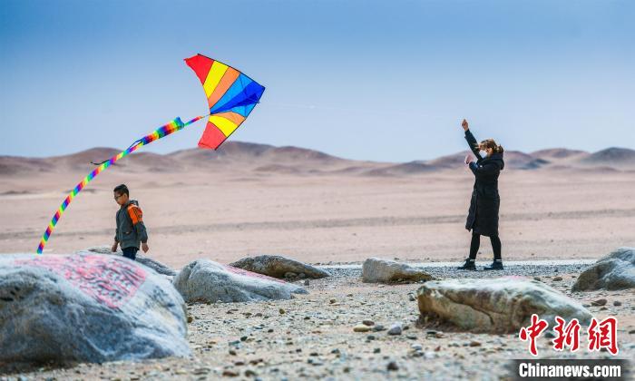 圖為市民正在陽關景區(qū)放風箏?！⊥醣筱y 攝