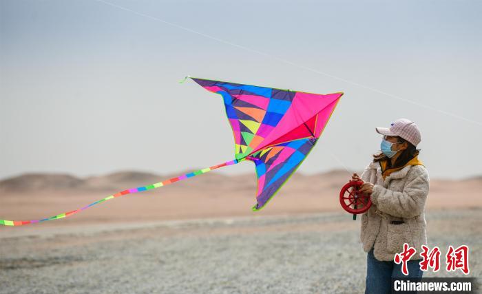 圖為市民正在陽關景區(qū)放風箏?！⊥醣筱y 攝