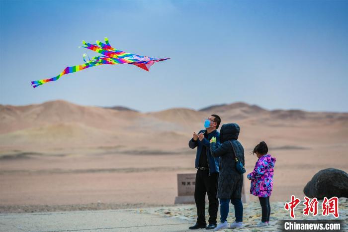 圖為市民正在陽關景區(qū)放風箏?！⊥醣筱y 攝