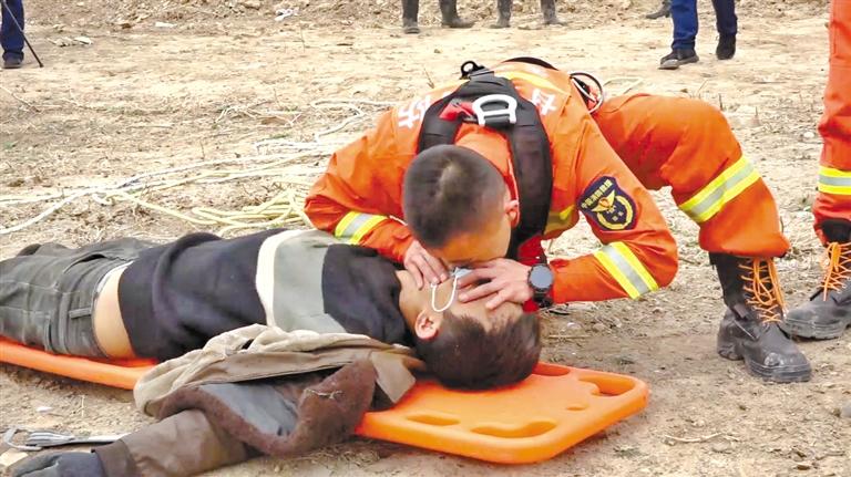 天水：消防員人工呼吸救回中毒農(nóng)民工 我們?yōu)槟泓c(diǎn)贊！