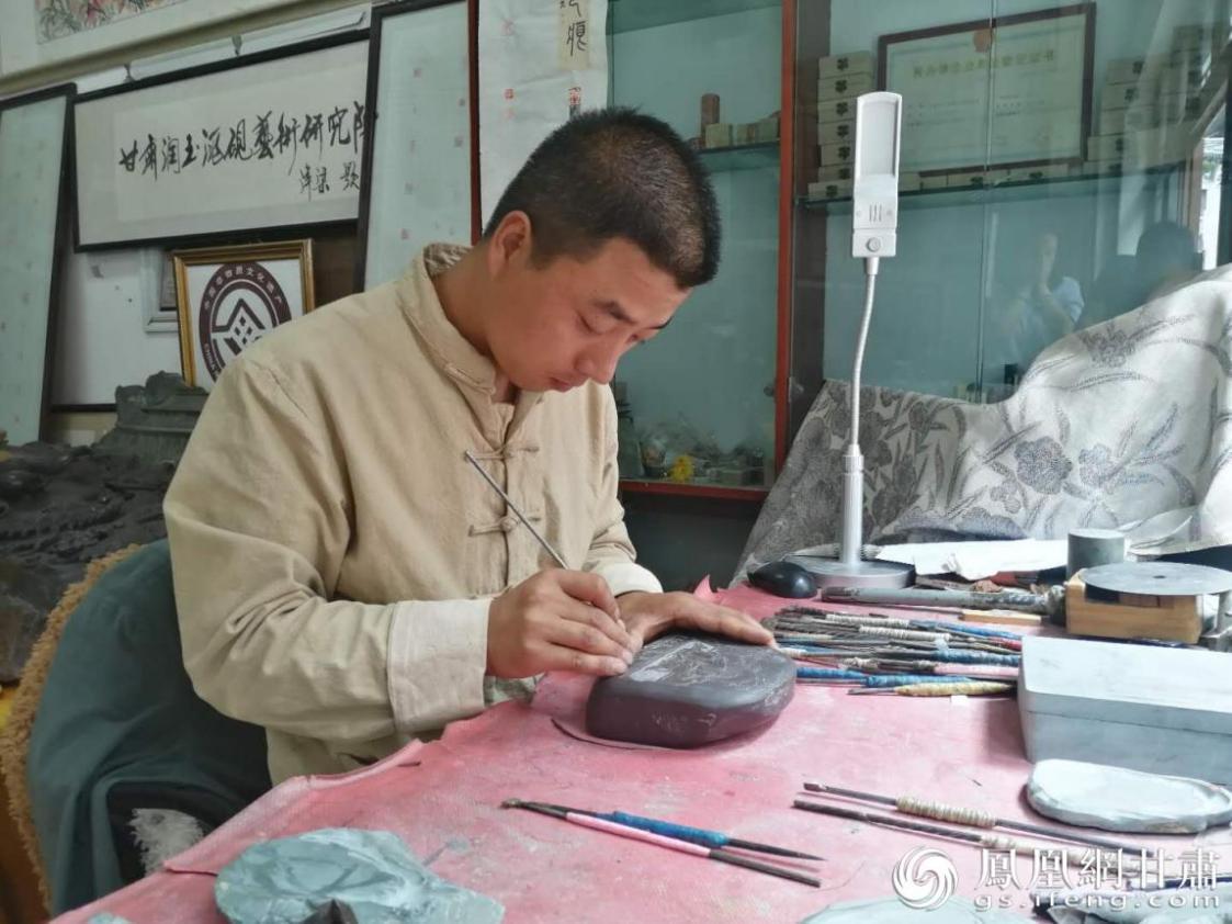 洮硯制作技藝第六代傳人、國(guó)家藝術(shù)基金資助青年藝術(shù)家、正高級(jí)洮硯雕刻藝術(shù)師李江平十年如一日專(zhuān)注于洮硯制作 圖源自網(wǎng)絡(luò)
