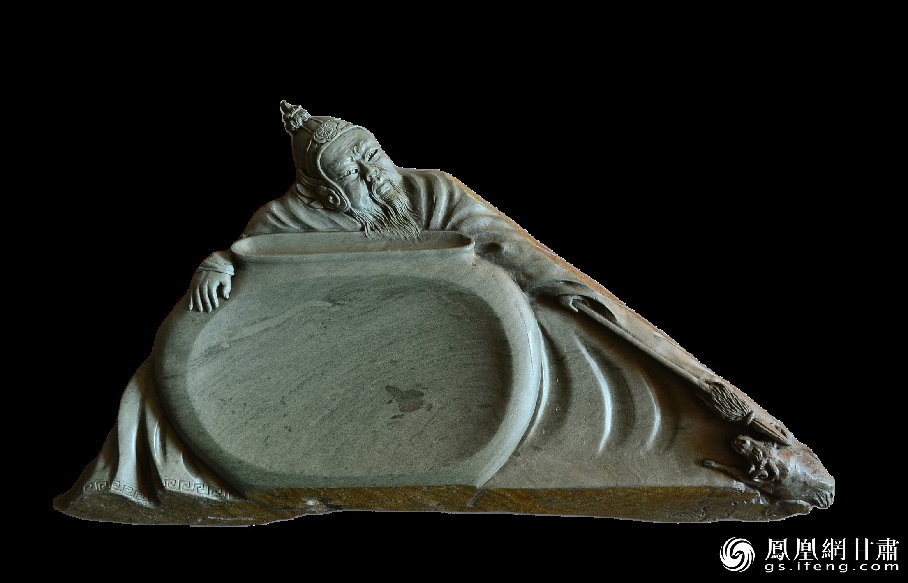 《醉臥沙場(chǎng)君莫笑》硯使王翰《涼州詞》中“醉臥沙場(chǎng)君莫笑，古來(lái)征戰(zhàn)幾人回？”的意境躍然硯臺(tái)之上。資料圖