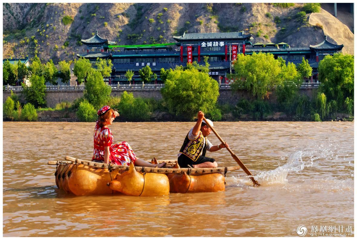 筏子客揮動著劈波斬浪的船槳，槳聲中混搭著風聲、水聲和男女對歌的花兒聲。蘭州市文旅局供圖
