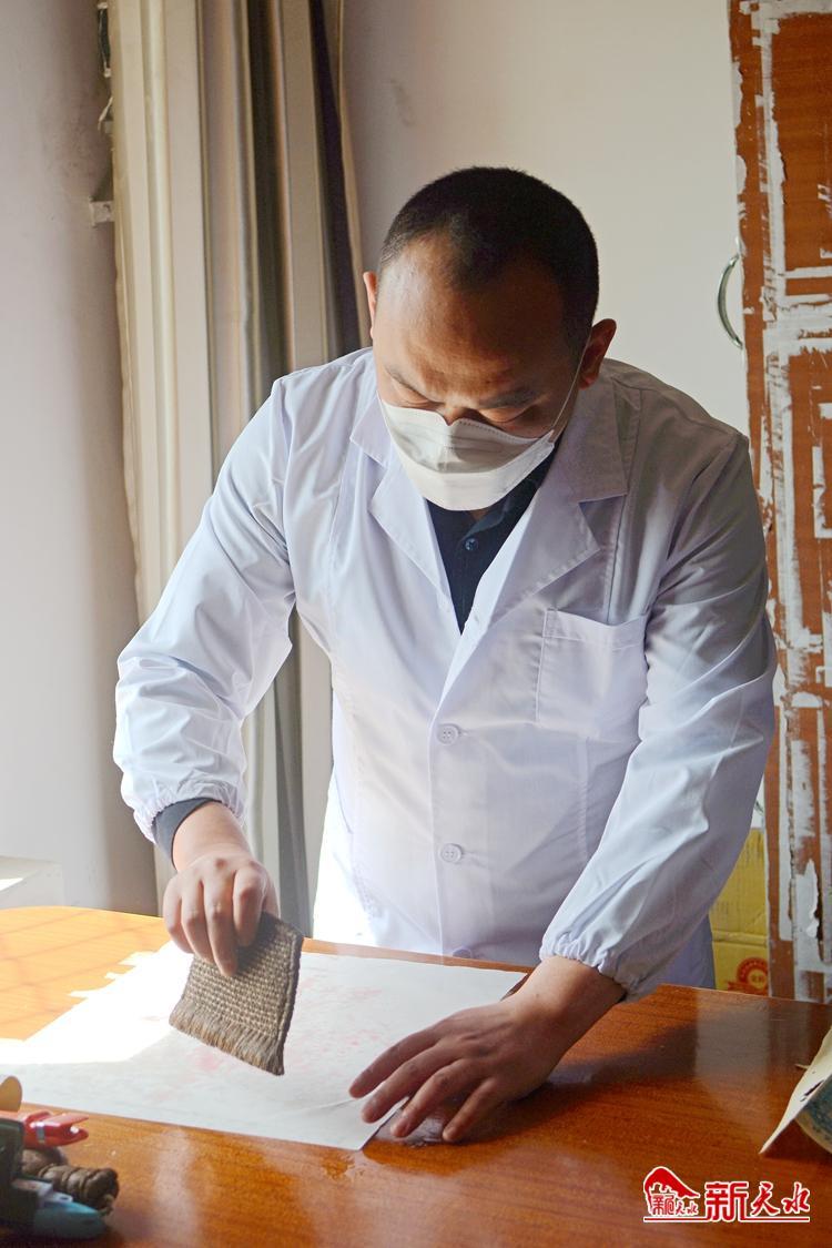 朽爛歷史檔案如何獲新生？看修復(fù)師“妙手回春”