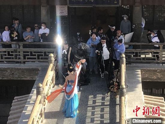 圖為5月以來，“奧大粒”直播現(xiàn)場引游客圍觀?！《鼗褪形麄鞑抗﹫D