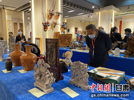 來自全省的近800件作品進(jìn)入專家評審環(huán)節(jié)，作品涵蓋雕塑雕刻、漆器、工藝花畫等多個類別。徐雪 攝