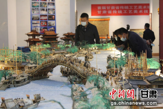 圖為參評作品牦牛角立體微雕“清明上河圖”。徐雪 攝