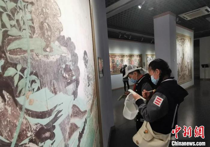 圖為學(xué)生參觀敦煌藝術(shù)館。(資料圖) 蘭州大學(xué)附屬學(xué)校供圖