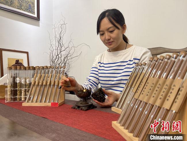 圖為魯雯展示燃香禮儀?！「攥?攝