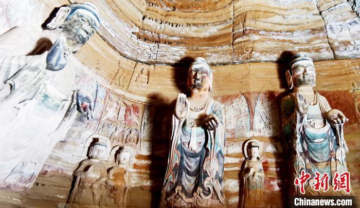 北石窟寺窟內(nèi)造像因受水顯得斑駁。　艾慶龍 攝