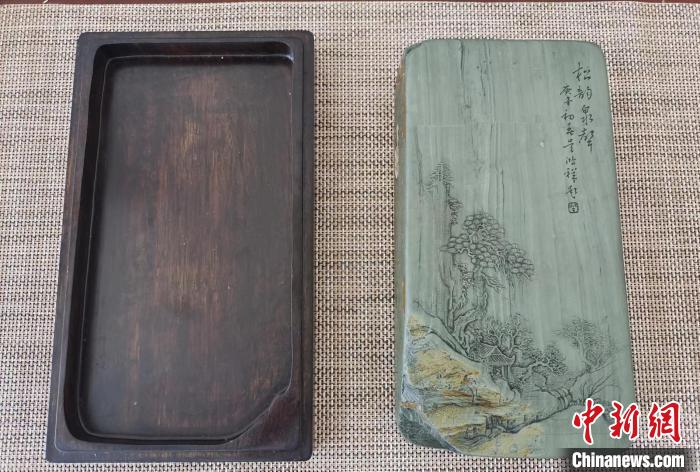 圖為甘肅甘南州洮硯藝人為提升洮硯文化內(nèi)涵，制作“一盒一拓”成品展示。(資料圖) 張婧 攝