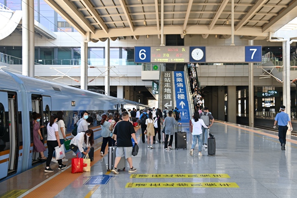 暑運大幕開啟。蘭州鐵路局供圖