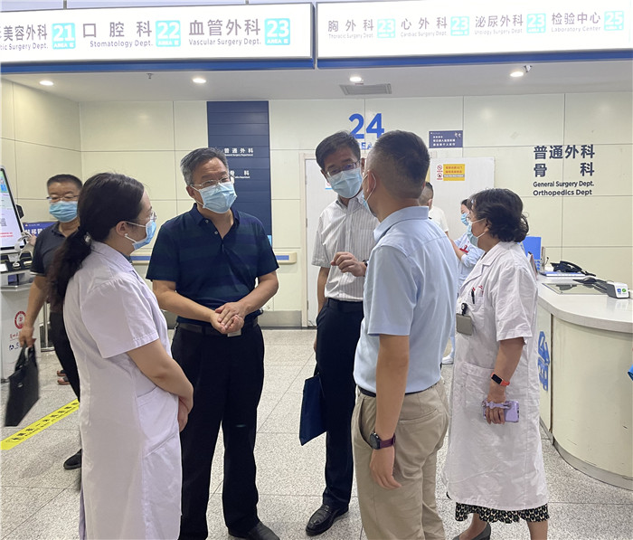 7月12日，甘肅省紀(jì)委監(jiān)委派駐省衛(wèi)健委紀(jì)檢監(jiān)察組紀(jì)檢監(jiān)察干部在蘭大二院門診開展疫情防控監(jiān)督檢查。魏雪 攝.jpg