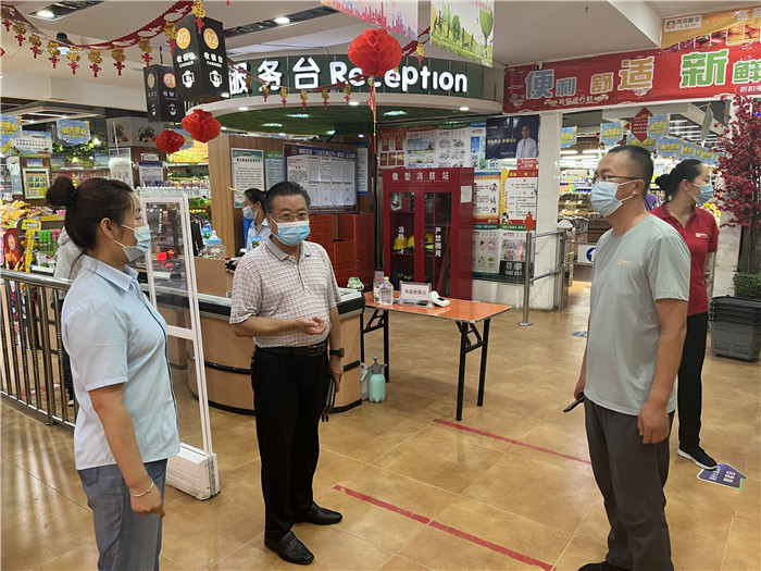 7月15日，酒泉市玉門市疫情防控督查組在隴商聯(lián)華超市監(jiān)督檢查疫情防控措施落實(shí)情況。 .jpg