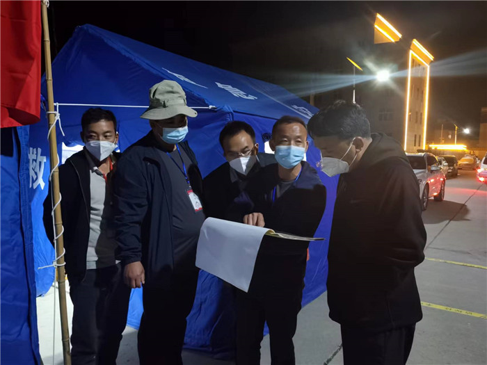 7月19日，甘南州瑪曲縣紀(jì)委監(jiān)委督查組在德吉小區(qū)卡點(diǎn)督導(dǎo)疫情防控工作。仲海濤 攝.jpg