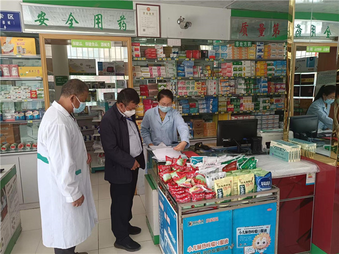 甘南州合作市紀(jì)委監(jiān)委第一督查組在合作市世紀(jì)大藥房進(jìn)行督查檢查。.jpg