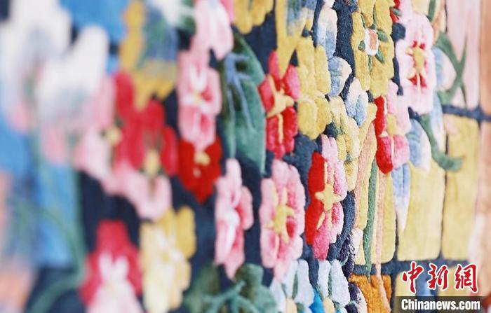 圖為手工地毯成品?！《姑?攝