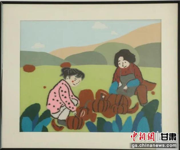 嘉峪關(guān)市新城鎮(zhèn)新城村農(nóng)業(yè)產(chǎn)業(yè)園區(qū)內(nèi)，母女兩人在摘南瓜。刺繡 馬艾米乃 繡稿 敬紅霞