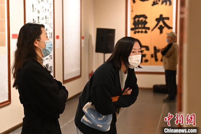 圖為甘肅蘭州，參展書法作品吸引參觀者。 中新社記者 李亞龍 攝