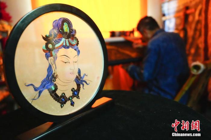 圖為劉云帆所創(chuàng)作的敦煌元素刺繡作品。 中新社發(fā) 謝秉錫 攝