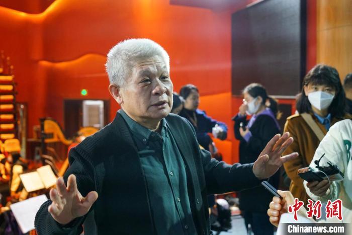 該劇導(dǎo)演蔣力向媒體介紹相關(guān)情況?！《∷?攝