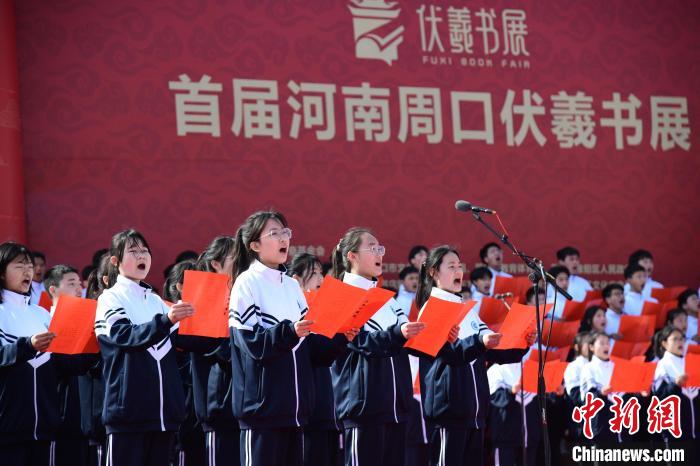 圖為學(xué)生們?cè)陂_幕式上誦讀經(jīng)典?！×赫赵?攝