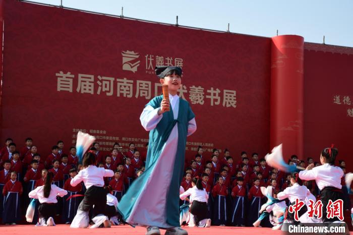 圖為學(xué)生們?cè)陂_幕式上誦讀經(jīng)典?！×赫赵?攝