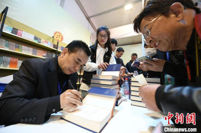 圖為作家王躍文現(xiàn)場(chǎng)簽名售書?！×赫赵?攝