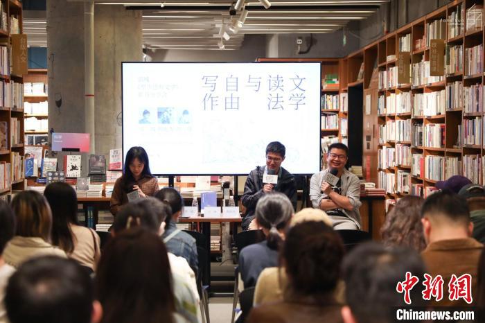 《至少還有文學》推出：在今天，我們?yōu)槭裁催€需要文學？