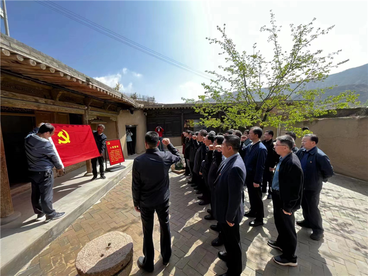 圖為臨夏州紀(jì)委監(jiān)委組織黨員干部在東鄉(xiāng)縣布塄溝黨史教育基地開(kāi)展革命教育活動(dòng)，賡續(xù)紅色血脈、汲取奮進(jìn)力量、激發(fā)干事熱情。.png