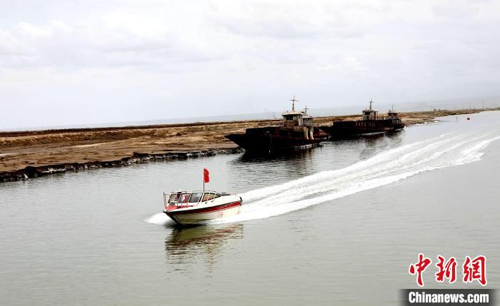 圖為茶卡鹽湖?！⊙Φ?攝