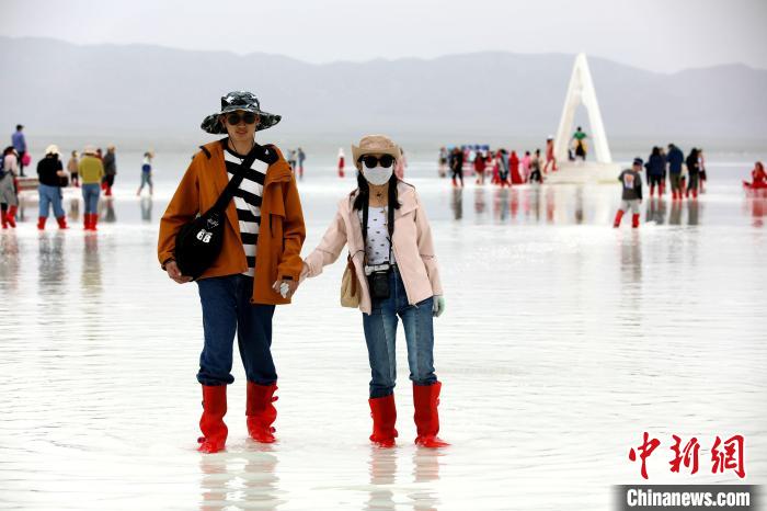 圖為游客在茶卡鹽湖之中?！⊙Φ?攝