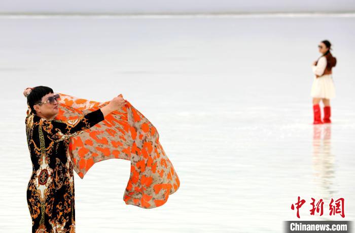 圖為游客在茶卡鹽湖拍照?！⊙Φ?攝