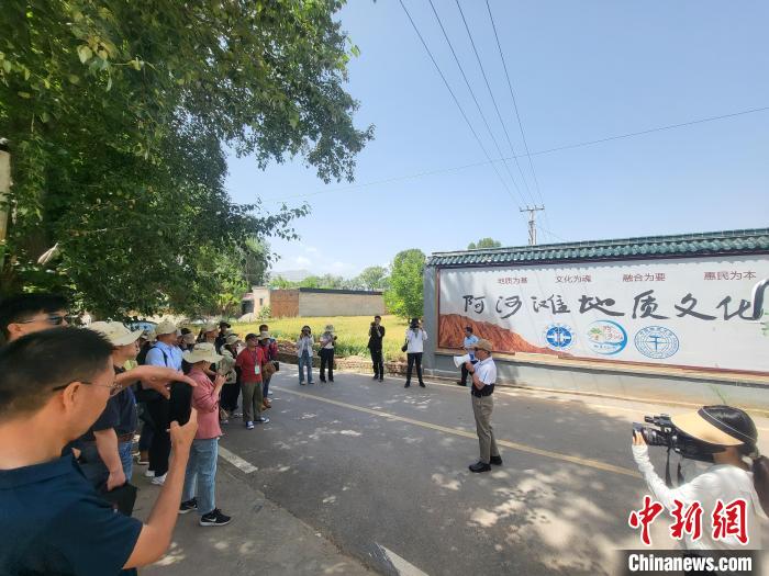 圖為中國地質大學(北京)教授張緒教介紹村落情況?！『衍?攝