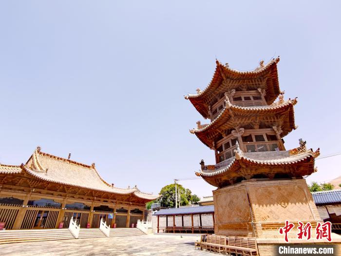 圖為阿河灘清真寺局部?！?zhí)砀?攝