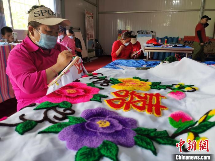 圖為婦女制作青繡。　張?zhí)砀?攝