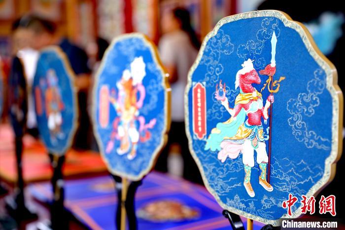 圖為唐卡延伸產(chǎn)品?！⊙Φ?攝