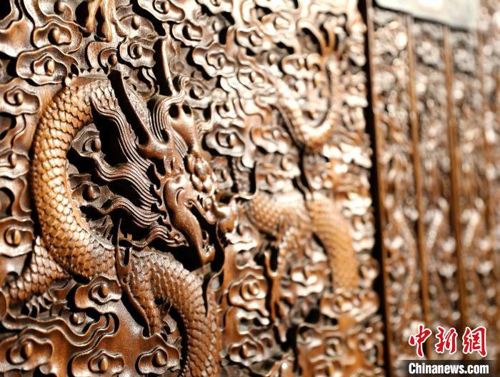 圖為青海永錄民俗博物館內(nèi)珍藏的中式家具細(xì)節(jié)展示?！⊙Φ?攝