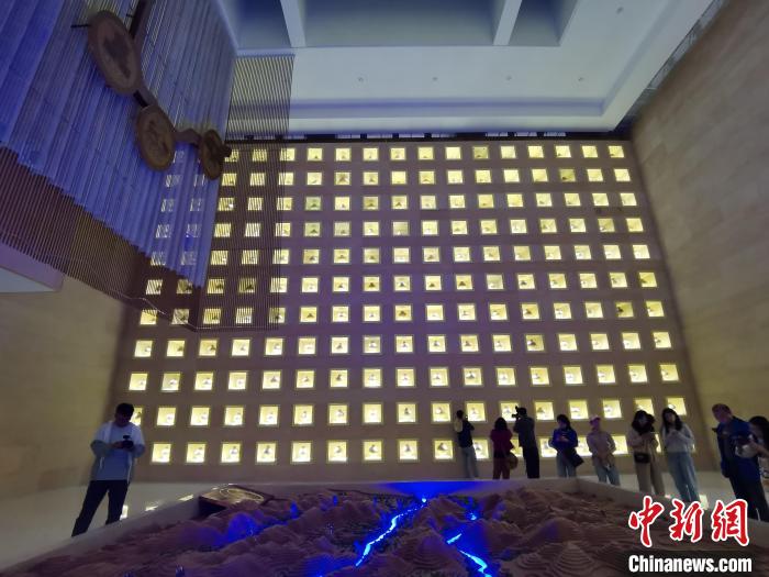 圖為河湟文化博物館序廳的左右彩陶墻放置的374件彩陶?！?zhí)砀?攝