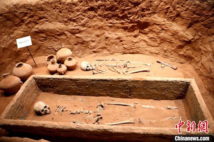 圖為河湟文化博物館復制展陳的墓葬及其彩陶陪葬品?！⊙Φ?攝