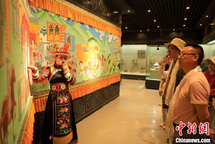 圖為媒體記者了解土族文化?！⊙Φ?攝