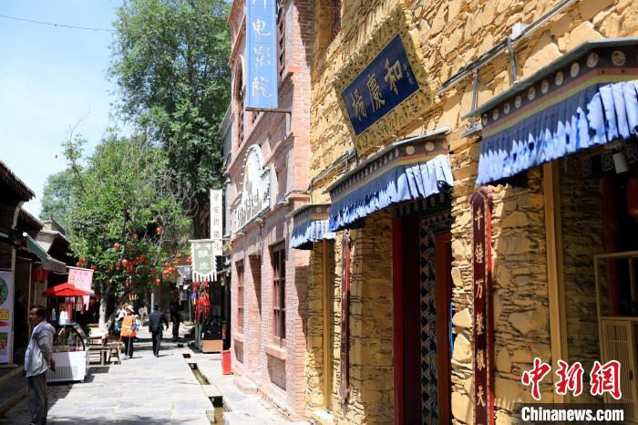 圖為平安驛·河湟民俗文化體驗(yàn)地的門店?！⊙Φ?攝