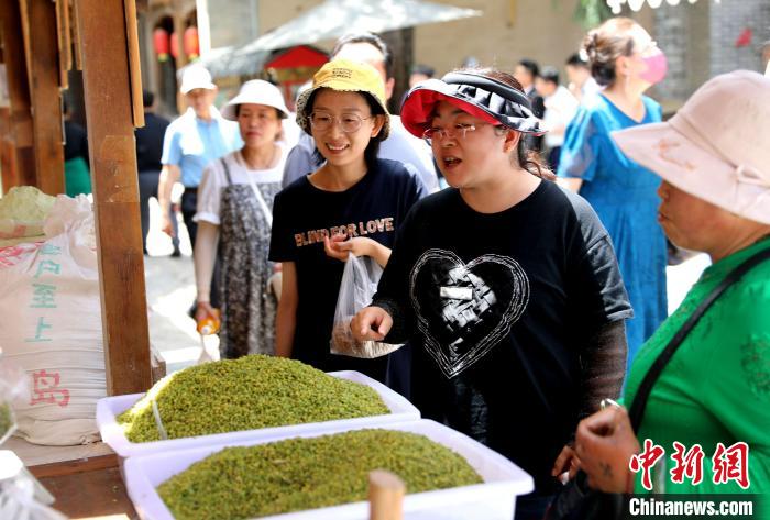 圖為民眾購買青海特色小吃。　薛蒂 攝